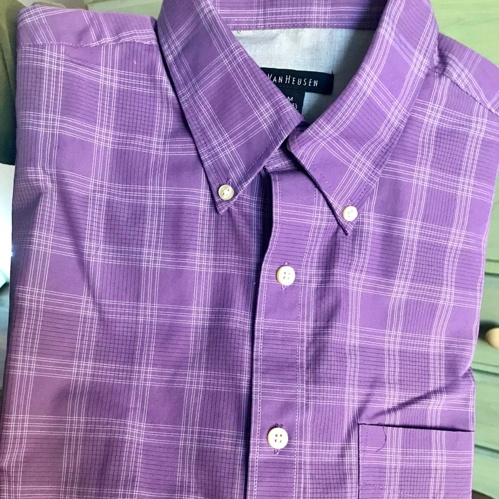 Mens Van Heusen Button down casual shirt - Mens size M 15-15 1/2